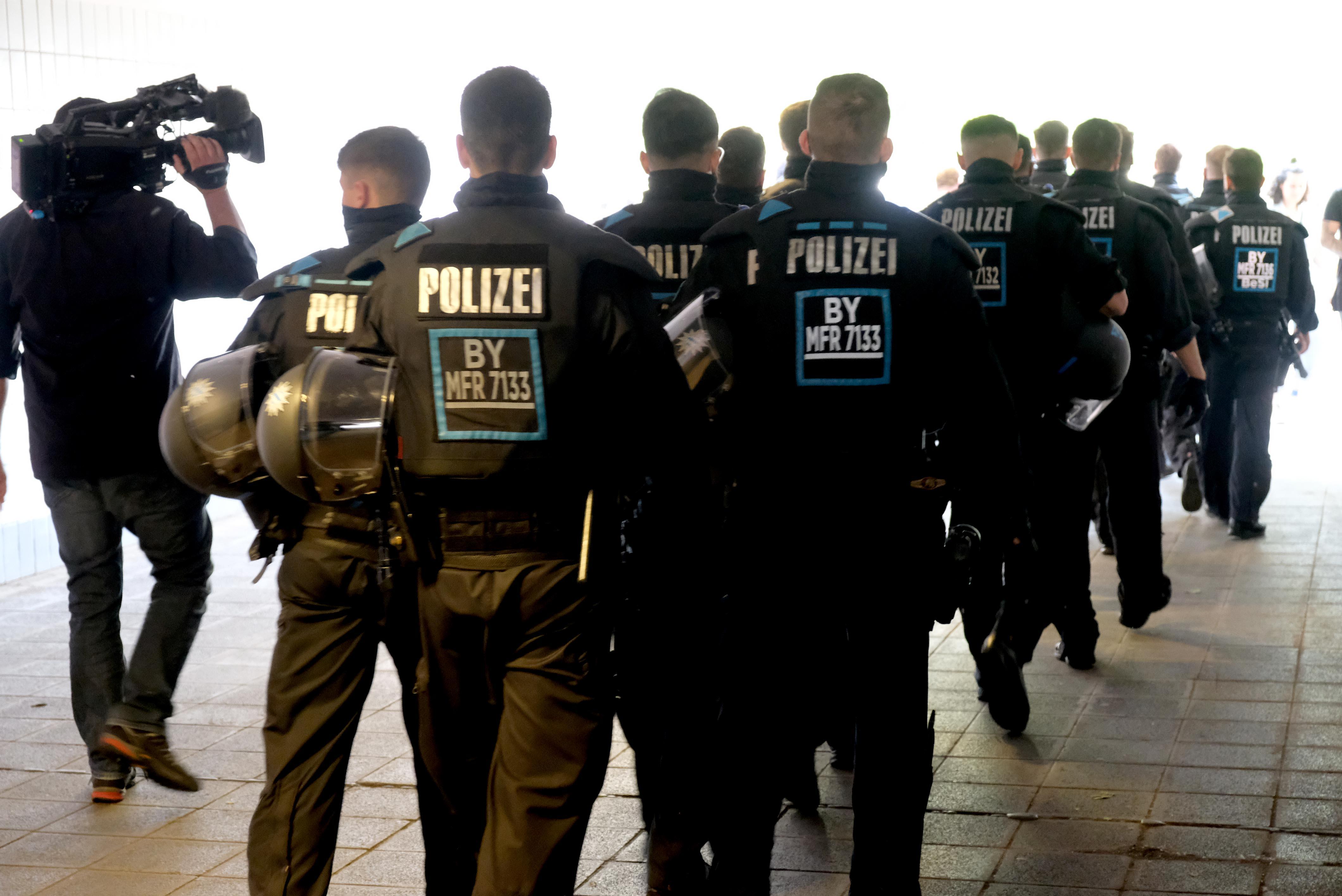 Sie pisst den Kameramann voll Sie pisst den Kameramann voll